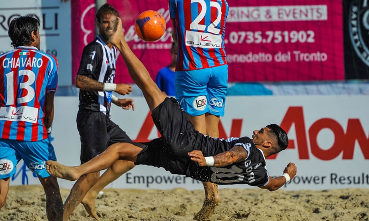 Il gol pazzesco di Gabriele Gori. E il Beach Soccer LND fa impazzire il mondo