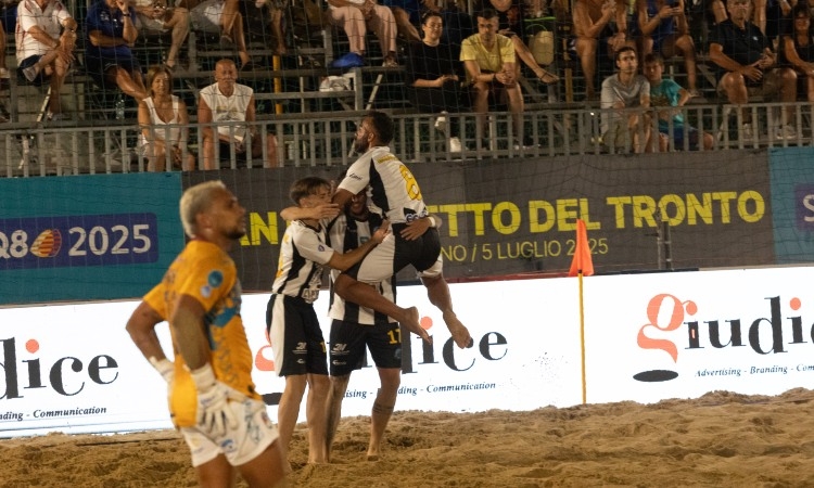 Coppa Italia Q8: Sfida da sogno sulla sabbia, è finale tra Napoli e Farmaè Viareggio